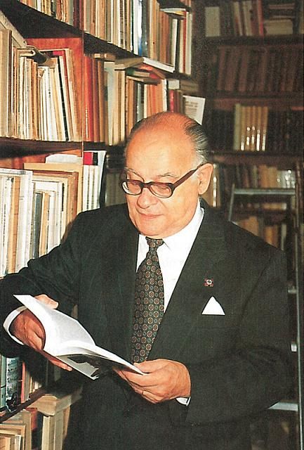 Joaquim Veríssimo Serrão na biblioteca de sua casa. Fotografia de Arlindo Homem, constante da obra «Joaquim Veríssimo Serrão. Uma presença. Uma obra. Um historiador» (BNP, H.G. 42164 V.)