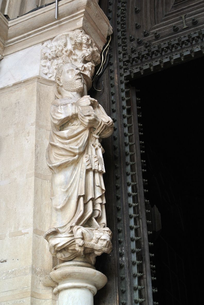 Escultura de Apóstolo no Portal, atribuída a Mestre Pêro