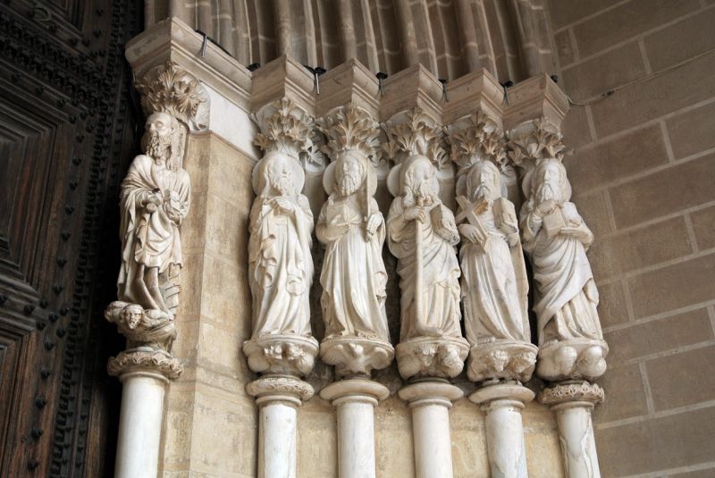 Escultura de Apóstolo no Portal, atribuída a Mestre Pêro