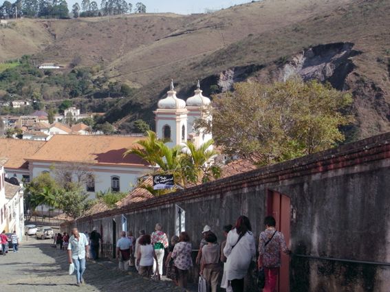 Igreja de Nossa Senhora do Pilar (ao fundo)