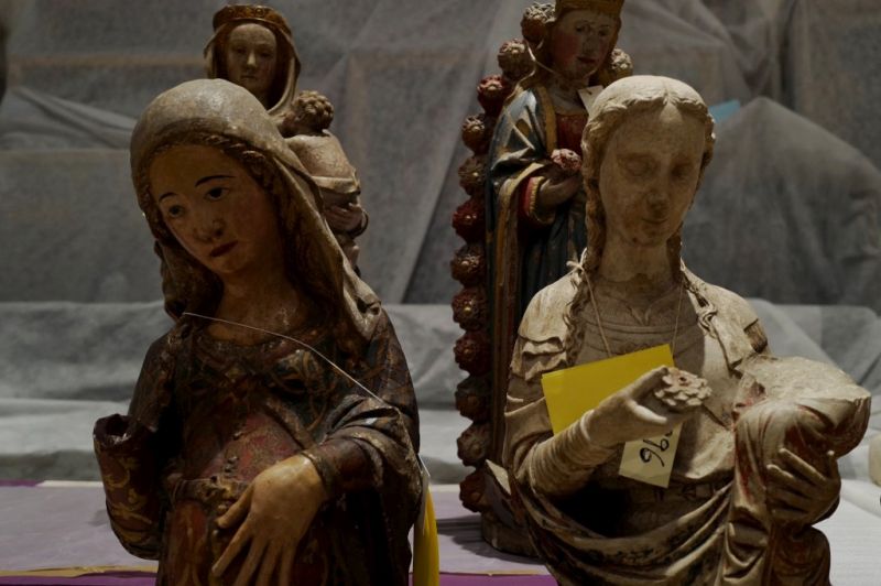 Na sala antes ocupada pelos Painéis de São Vicente estão agora uma série de esculturas de pedra e de madeira à espera de ocupar o seu lugar nas galerias renovadas. À esquerda, uma Virgem do Ó [DR]