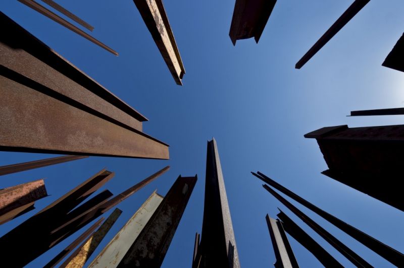 E onde obras como a do artista norte-americano Chris Burden estão ao ar livre AFP PHOTO / NELSON ALMEIDA E onde obras como a do artista norte-americano Chris Burden estão ao ar livre AFP PHOTO / NELSON ALMEIDA