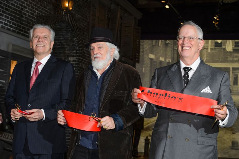 O arquiteto Philippe Meylan (à esq.) inaugurou o museu na companhia dos filhos de Chaplin, Michael e Eugene. | AFP PHOTO / FABRICE COFFRINI O arquiteto Philippe Meylan (à esq.) inaugurou o museu na companhia dos filhos de Chaplin, Michael e Eugene. | AFP PHOTO / FABRICE COFFRINI