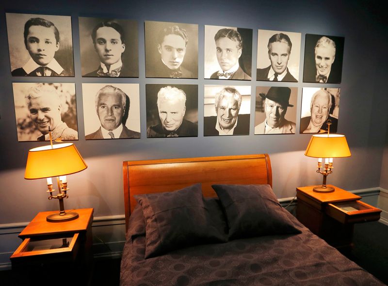 Retratos de Chaplin pendurados por cima daquela que era a sua cama | REUTERS/DENIS BALIBOUSE Retratos de Chaplin pendurados por cima daquela que era a sua cama | REUTERS/DENIS BALIBOUSE