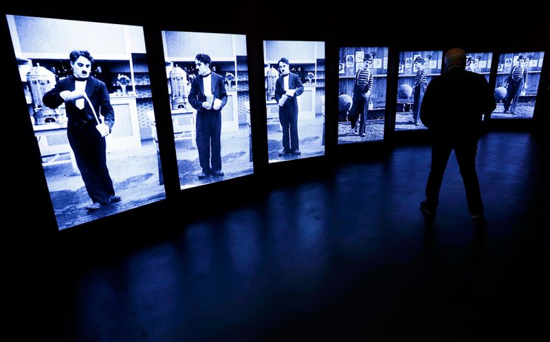 Os visitantes podem interagir com vídeos e fotografias em várias salas do museu | REUTERS/DENIS BALIBOUSE Os visitantes podem interagir com vídeos e fotografias em várias salas do museu | REUTERS/DENIS BALIBOUSE