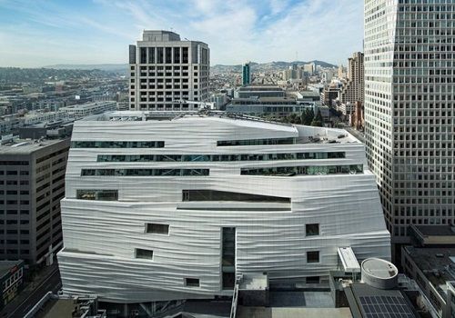 Com a sua fachada branca ondulada, o edifício procurou inspiração, dizem os arquitetos noruegueses, nas ondas suaves da Baía de São Francisco DR Com a sua fachada branca ondulada, o edifício procurou inspiração, dizem os arquitetos noruegueses, nas ondas suaves da Baía de São Francisco DR