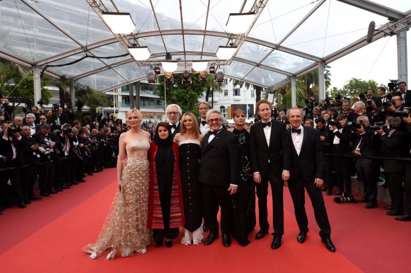 Foto família do júri da competição principal à chegada à cerimónia: Kirsten Dunst, Katayoon Shahabi, Donald Sutherland, Vanessa Paradis, Mads Mikkelsen, George Miller (presidente), Valeria Golino, Laszlo Nemes Arnaud Desplechin [Anne-Christine Poujoulat / AFP]
