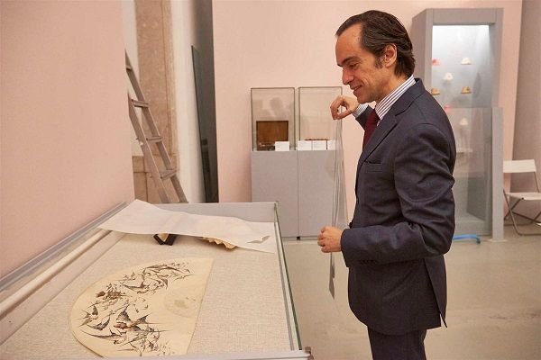 José Alberto Ribeiro mostra o trabalho para um leque | Paulo Alexandrino/ Global Imagens José Alberto Ribeiro mostra o trabalho para um leque | Paulo Alexandrino/ Global Imagens