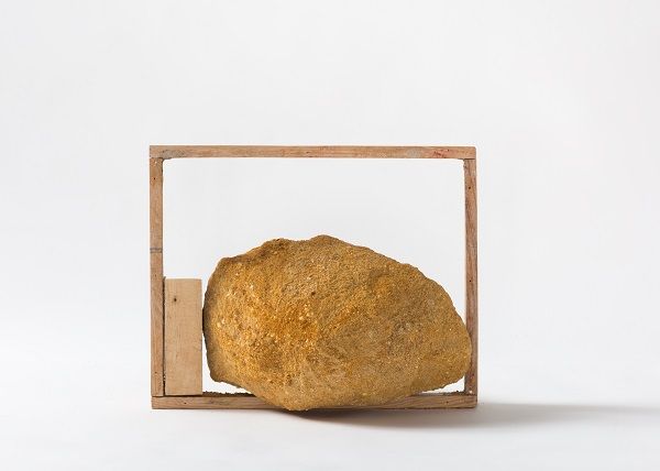Ana Morgadinho_Para os dias úteis,os monossílabos são suficientes. 2016. Saibro e madeira. 21,2 x 26 x 21cm Ana Morgadinho_Para os dias úteis,os monossílabos são suficientes. 2016. Saibro e madeira. 21,2 x 26 x 21cm