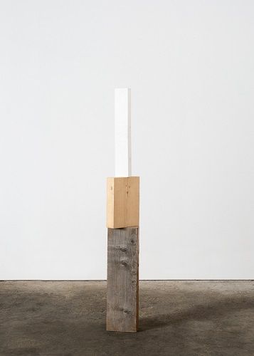Ricardo Pires_Início do Diálogo dos Pontos Notáveis. 2016. Madeira, Verniz, Cimento branco, Guache acrílico. 150x18x22cm Ricardo Pires_Início do Diálogo dos Pontos Notáveis. 2016. Madeira, Verniz, Cimento branco, Guache acrílico. 150x18x22cm
