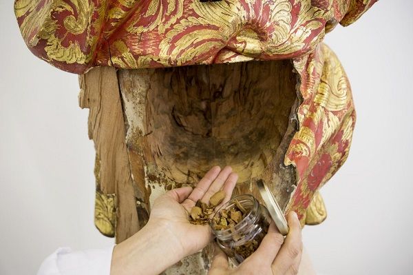 Limalhas que se encontravam no interior da figura - o artista escavou-a por dentro para que fosse mais estável_ Nuno Ferreira Santos Limalhas que se encontravam no interior da figura - o artista escavou-a por dentro para que fosse mais estável_ Nuno Ferreira Santos