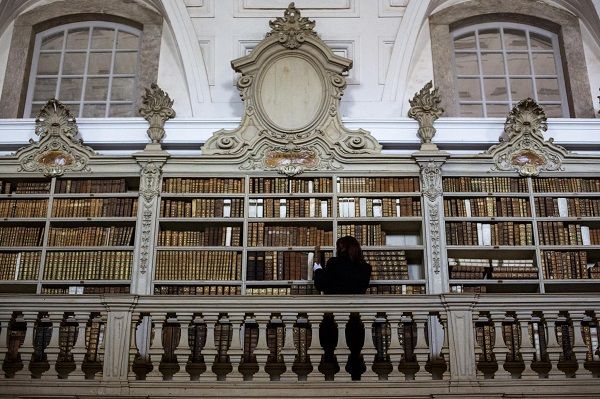O piso superior da biblioteca