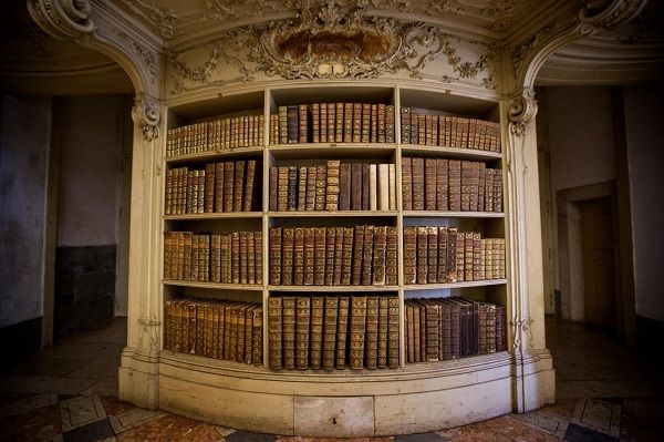 A estante das Bíblias, no topo sul da biblioteca