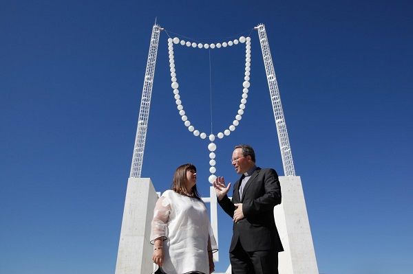 A artista plástica Joana Vasconcelos conversa com o Padre Carlos Cabecinhas, reitor do Santuário de Fátima. Lusa/Paulo Cunha A artista plástica Joana Vasconcelos conversa com o Padre Carlos Cabecinhas, reitor do Santuário de Fátima. Lusa/Paulo Cunha