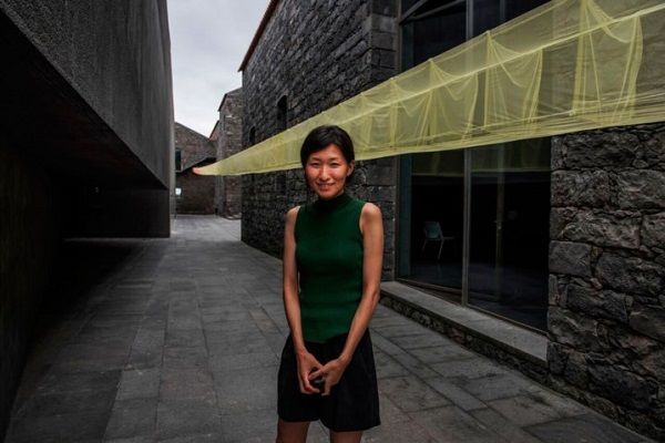 A japonesa Akane Moriyama apresenta uma instalação na praça central do Centro de Artes Contemporâneas Arquipélago - Sara Pinheiro A japonesa Akane Moriyama apresenta uma instalação na praça central do Centro de Artes Contemporâneas Arquipélago - Sara Pinheiro