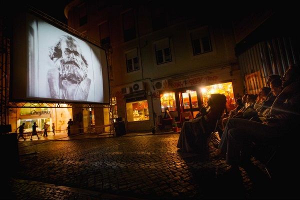 Uma sessão ao ar livre em Lisboa de "O Homem da câmara de filmar" de Vertov - Nuno Ferreira Santos Uma sessão ao ar livre em Lisboa de "O Homem da câmara de filmar" de Vertov - Nuno Ferreira Santos