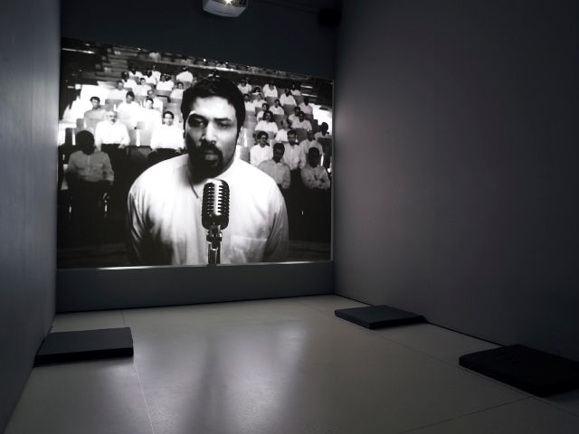 Tubulento, 1998, projeção de vídeo de canal duplo [Shirin Neshat]