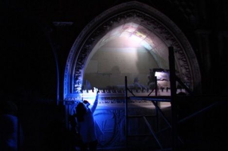 A fotografia com luz ultravioleta revelou vestígios que não é possível ver a olho nu [Direitos Reservados]