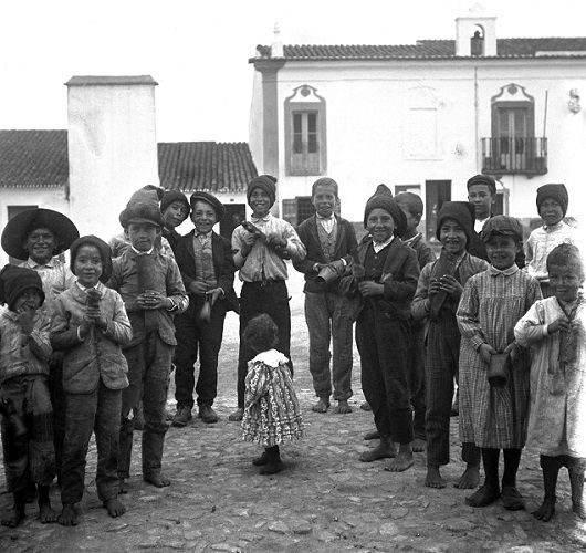 Grupo de crianças descalças, em dia de Aleluia, provavelmente no Alentejo (s/data) Vergílio Correia/Centro de Estudos Grupo de crianças descalças, em dia de Aleluia, provavelmente no Alentejo (s/data) Vergílio Correia/Centro de Estudos