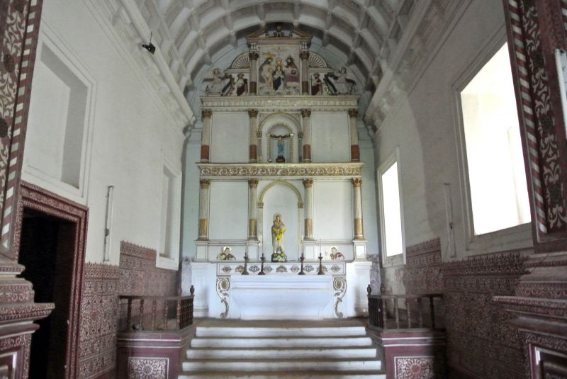 Altar-Mor da Capela de Nossa Senhora do Monte (foto Helena Serra 2014) Altar-Mor da Capela de Nossa Senhora do Monte (foto Helena Serra 2014)