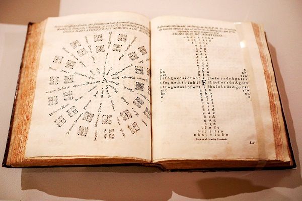 Textos visuais e labirintos barrocos: a exposição mostra vários livros estudados por Hatherly que vêm das bibliotecas Nacional, da Ajuda, Geral da Universidade de Coimbra e de Évora_Nuno Ferreira Santos Textos visuais e labirintos barrocos: a exposição mostra vários livros estudados por Hatherly que vêm das bibliotecas Nacional, da Ajuda, Geral da Universidade de Coimbra e de Évora_Nuno Ferreira Santos