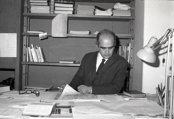 Fernando Távora, colecionista e arquivador, guardou as sandálias com que subiu ao Partenon Foto Arquivo DN Fernando Távora, colecionista e arquivador, guardou as sandálias com que subiu ao Partenon Foto Arquivo DN