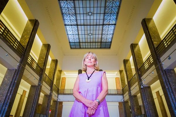 Ana Tostões, professora da licenciatura de Arquitetura, lembra o resgate do arquivo de Ruy Athouguia Foto Reinaldo Rodrigues/ Global Imagens Ana Tostões, professora da licenciatura de Arquitetura, lembra o resgate do arquivo de Ruy Athouguia Foto Reinaldo Rodrigues/ Global Imagens