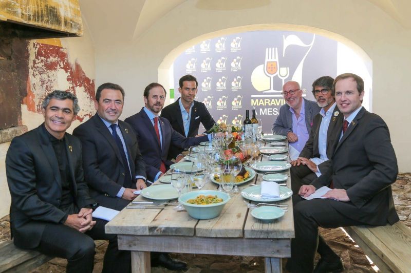 Intervenientes sentados à mesa: José Calixto, presidente da Câmara Municipal de Reguengos de Monsaraz; Luis Segadães, presidente das 7 Maravilhas; Carlos Coelho, presidente da Ivity Brand Corp; José António Uva, administrador do São Lourenço do Barrocal; Pedro Ribeiro, presidente da Associação de Municípios Portugueses do Vinho; Frederico Falcão, presidente do Instituto do Vinho e da Vinha; António Ceia da Silva, presidente do Turismo Alentejo e Ribatejo. Intervenientes sentados à mesa: José Calixto, presidente da Câmara Municipal de Reguengos de Monsaraz; Luis Segadães, presidente das 7 Maravilhas; Carlos Coelho, presidente da Ivity Brand Corp; José António Uva, administrador do São Lourenço do Barrocal; Pedro Ribeiro, presidente da Associação de Municípios Portugueses do Vinho; Frederico Falcão, presidente do Instituto do Vinho e da Vinha; António Ceia da Silva, presidente do Turismo Alentejo e Ribatejo.