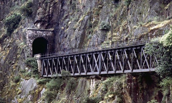 Linha do Tua. Viaduto e túnel das Presas. (s/d) Linha do Tua. Viaduto e túnel das Presas. (s/d)