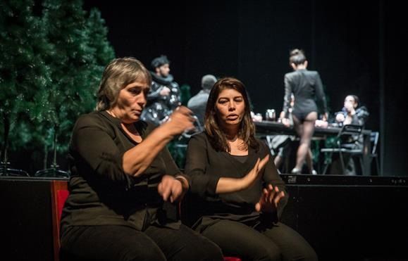 Ana Silva e Sofia Rocha são as intérpretes de Língua Gestual Portuguesa (LGP) nesta sessão Foto - Jorge Amaral/ Global Imagens Ana Silva e Sofia Rocha são as intérpretes de Língua Gestual Portuguesa (LGP) nesta sessão Foto - Jorge Amaral/ Global Imagens