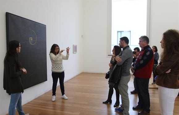 Inês Tomás, a mediadora surda, explicando as obras de Jorge Pinheiro em Serralves - Ivo Pereira/ Global Imagens Inês Tomás, a mediadora surda, explicando as obras de Jorge Pinheiro em Serralves - Ivo Pereira/ Global Imagens