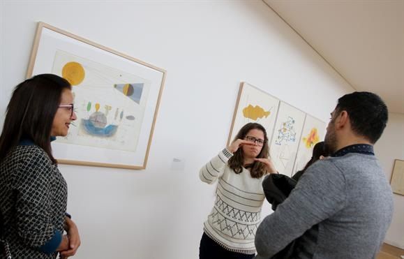 Inês Tomás, a mediadora surda, explicando as obras de Jorge Pinheiro em Serralves - Ivo Pereira/ Global Imagens Inês Tomás, a mediadora surda, explicando as obras de Jorge Pinheiro em Serralves - Ivo Pereira/ Global Imagens