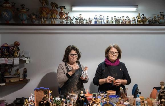 Perpétua e Maria Inácia, as Irmãs Flores, na sua oficina Foto Sara Matos/ Gobal Imagens Perpétua e Maria Inácia, as Irmãs Flores, na sua oficina Foto Sara Matos/ Gobal Imagens