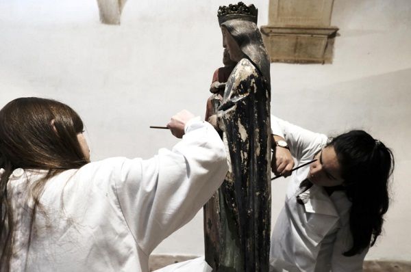 Técnicas de conservação e restauro preparam uma Nossa Senhora das Dores para a exposição Técnicas de conservação e restauro preparam uma Nossa Senhora das Dores para a exposição