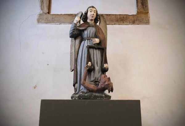 S. Miguel Arcanjo (séc.XVI), da Igreja Matriz de Carregueiros, Tomar S. Miguel Arcanjo (séc.XVI), da Igreja Matriz de Carregueiros, Tomar