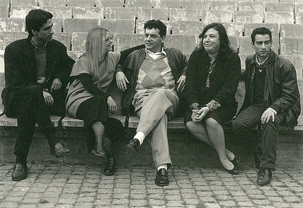 Constança Capdeville, entre o Grupo ColecViva. Da esq. para a dir.: António Sousa Dias, Constança Capdeville, Luis Madureira, Olga Prats e João Natividade [1985]