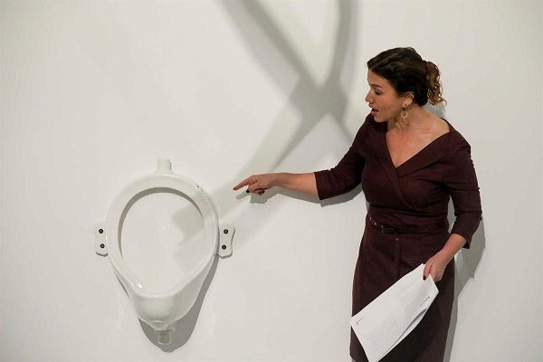 A curadora Adina Kamien-Kazhdan com a "Fonte" de Duchamp A curadora Adina Kamien-Kazhdan com a "Fonte" de Duchamp