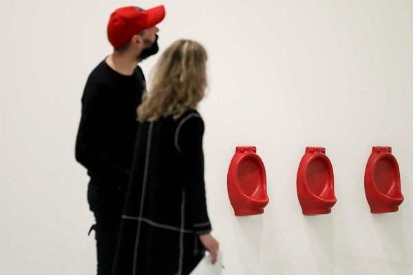 "Lipstick Urinals" (1992), de Rachel Lachowicz "Lipstick Urinals" (1992), de Rachel Lachowicz