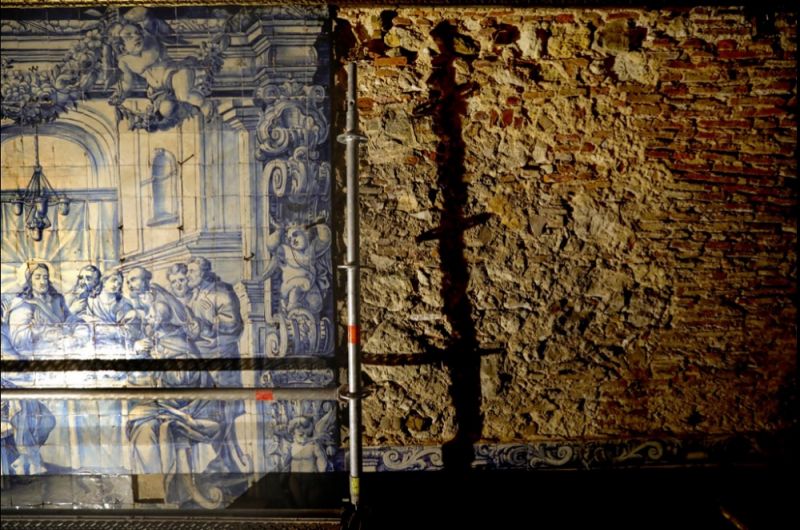 ... a esta Última Ceia, um dos 11 painéis figurativos da capela [Foto: Daniel Rocha]
