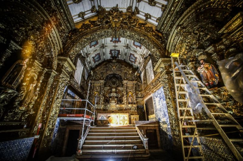A talha dourada também está a precisar de uma intervenção de restauro, já que sofreu com as infiltrações e humidades [Foto: Daniel Rocha]