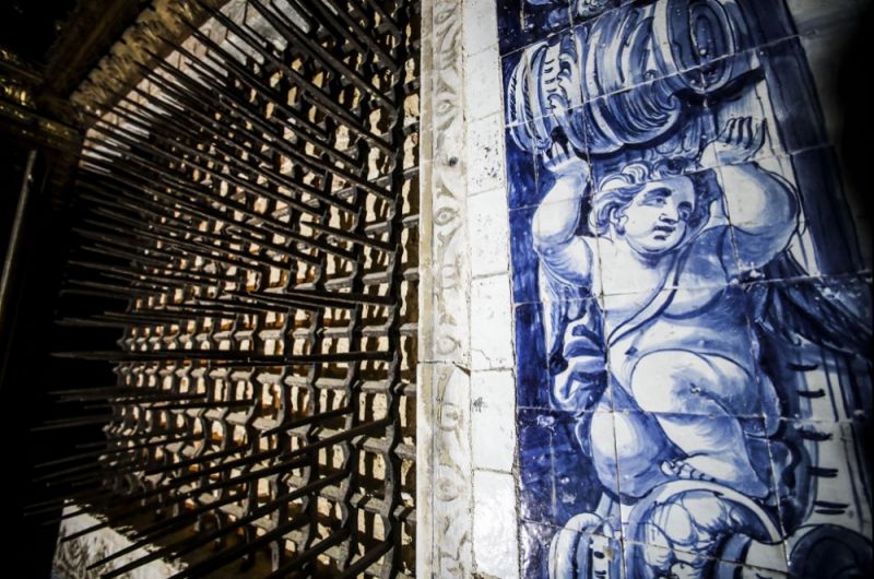 Na capela são ainda visíveis as marcas de um convento de clausura - era por trás destas grades que as carmelitas assistiam à missa [Foto: Daniel Rocha]