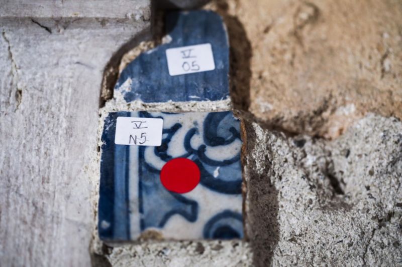 Os técnicos vão etiquetando os azulejos para que depois voltem ao seu lugar [Foto: Daniel Rocha]