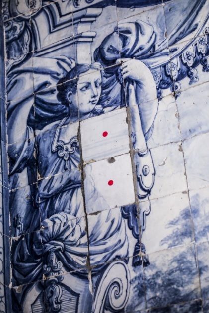Estes dois azulejos assinalados pelos técnicos claramente não pertencem a esta figura [Foto: Daniel Rocha]