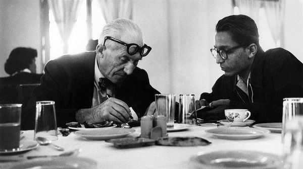 Balkrishna Doshi com Le Corbusier | Cortesia de VSF/Pritzker Prize Balkrishna Doshi com Le Corbusier | Cortesia de VSF/Pritzker Prize
