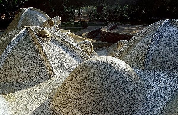 Aspeto exterior da galeria de arte Amdavad Ni Gufa, em Ahmedabad, na Índia, um projeto de 1994 | Cortesia VSP Aspeto exterior da galeria de arte Amdavad Ni Gufa, em Ahmedabad, na Índia, um projeto de 1994 | Cortesia VSP