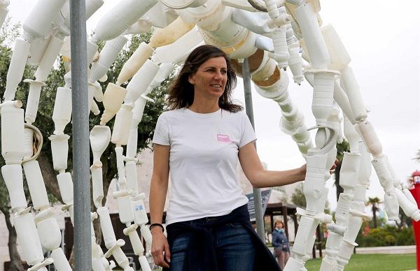 Ana Pêgo e a "Baleana plasticus" - Foto Paulo Spranger/ Global Imagens Ana Pêgo e a "Baleana plasticus" - Foto Paulo Spranger/ Global Imagens