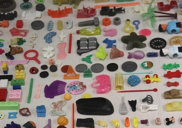 Parte da coleção de objetos de plástico recolhidos por Ana Pêgo - Foto Paulo Spranger/ Global Imagens Parte da coleção de objetos de plástico recolhidos por Ana Pêgo - Foto Paulo Spranger/ Global Imagens
