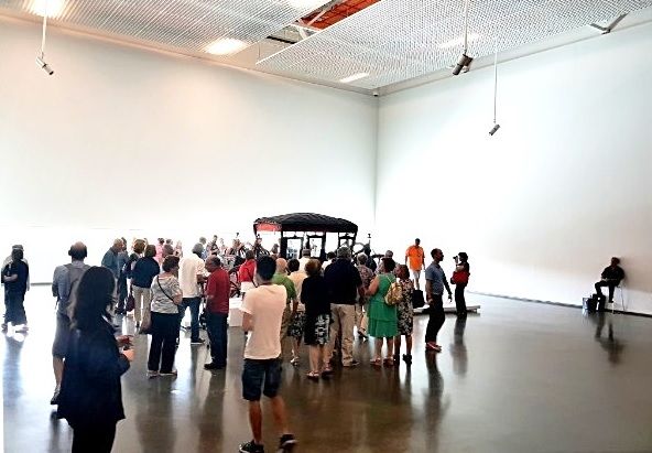 Imagem do mês: Os Domingos são dias de grande afluência de visitantes. Neste domingo muitos vieram ouvir sobre as representações dos Deuses do Olimpo nos painéis dos coches e berlindas em exposição no MNC. Imagem do mês: Os Domingos são dias de grande afluência de visitantes. Neste domingo muitos vieram ouvir sobre as representações dos Deuses do Olimpo nos painéis dos coches e berlindas em exposição no MNC.