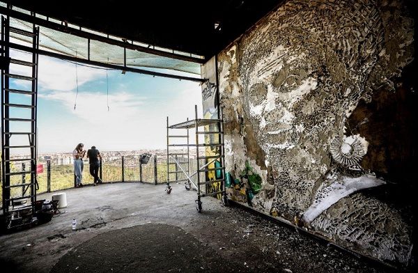 O mural de Vhils em homenagem a Marielle Franco, ainda em curso_ Daniel Rocha