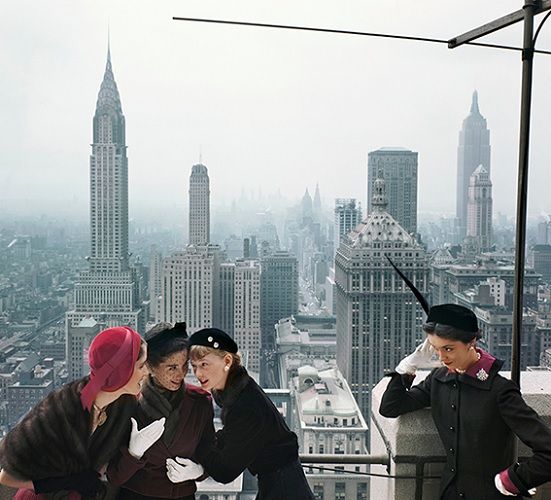 Young Velvets, Young Prices, Hat Fashions, Vogue americana, outubro, 1949 © Norman Parkinson Archive / Courtesy Iconic Images Young Velvets, Young Prices, Hat Fashions, Vogue americana, outubro, 1949 © Norman Parkinson Archive / Courtesy Iconic Images